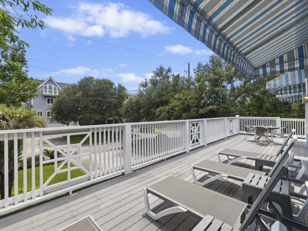 Classic Isle of Palms Bungalow 2 blocks to the beach with private pool